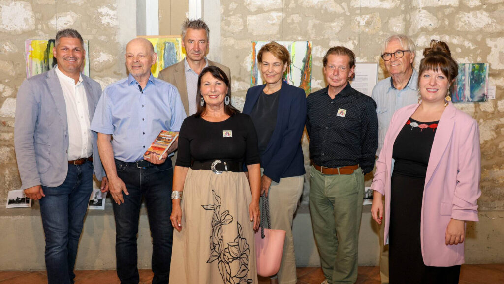 Pannonische Begegnungen in der Pfarrscheune Trausdorf - Bgm Andreas Rotpuller, Peter Menasse, Vitus Weh, Edith Sandhofer, Dorottya Kelemen, Michael Pfeiffer, Karolj Palkovich und Karin Maria Bauer